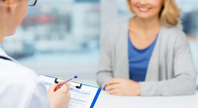 Arzt im Gespräch mit Patientin