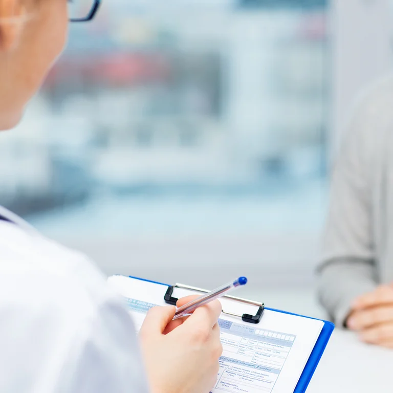 Arzt im Gespräch mit Patientin