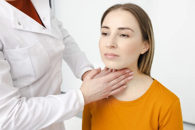 Zu den typischen Symptomen bei Schilddrüsenkrebs zählen unter anderem geschwollene Lymphknoten im Halsbereich oder ein Druckgefühl an dieser Stelle. 