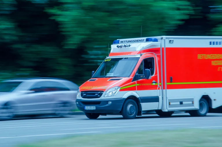 Rettungswagen auf dem Weg zu einem Notfall