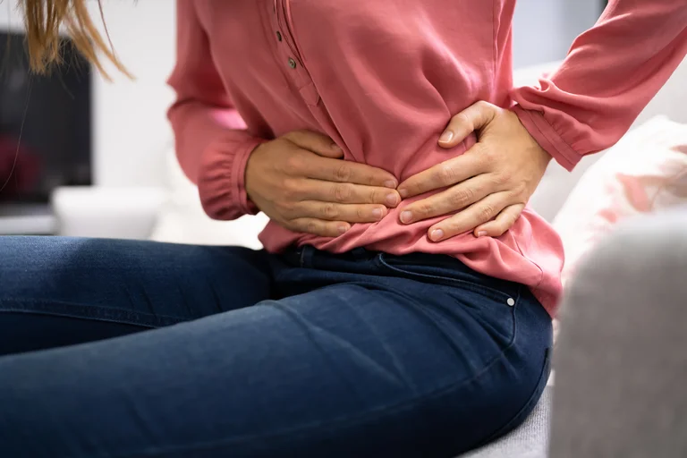 Bei einer Blinddarmentzündung (Appendizitis), ist meist der Wurmfortsatz des Blinddarms, der sich am Ende des Dickdarms befindet, entzündet.
