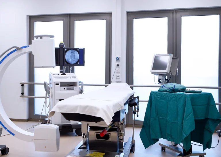 OP-Saal für Schmerztherapie zur Behandlung eines Bandscheibenvorfalls