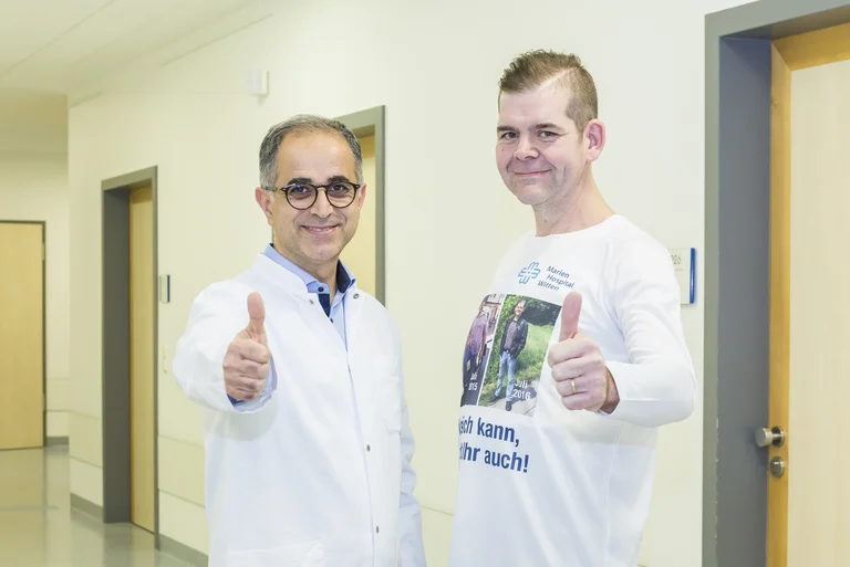 Der Leiter der Adipositas Selbsthilfegruppe mit dem Team der Klinik für Allgemein- und Viszeralchirurgie des Marien Hospital Witten.