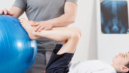 Behandlung eines Kindes mit einem Gymnastikball