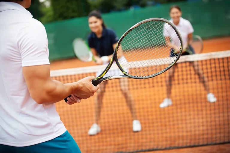 Personen spielen Tennis: eine häufige Ursache für den sogenannten Tennisarm