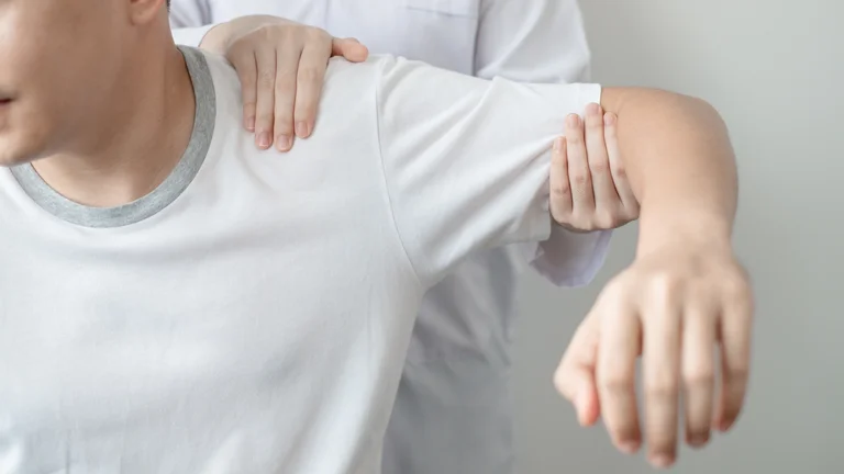 Person mit Impingement hat Schmerzen beim Armheben