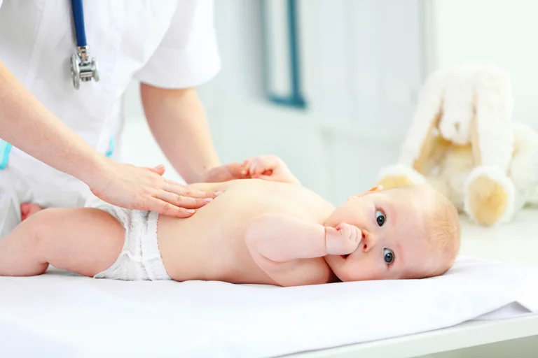 Die hypertrophe Pylorusstenose führt zu einer gestörten Weiterleitung des Mageninhalts in den Zwölffingerdarm (Duodenum)