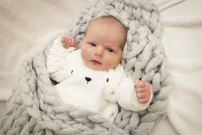 Baby mit Eisbärpullover
