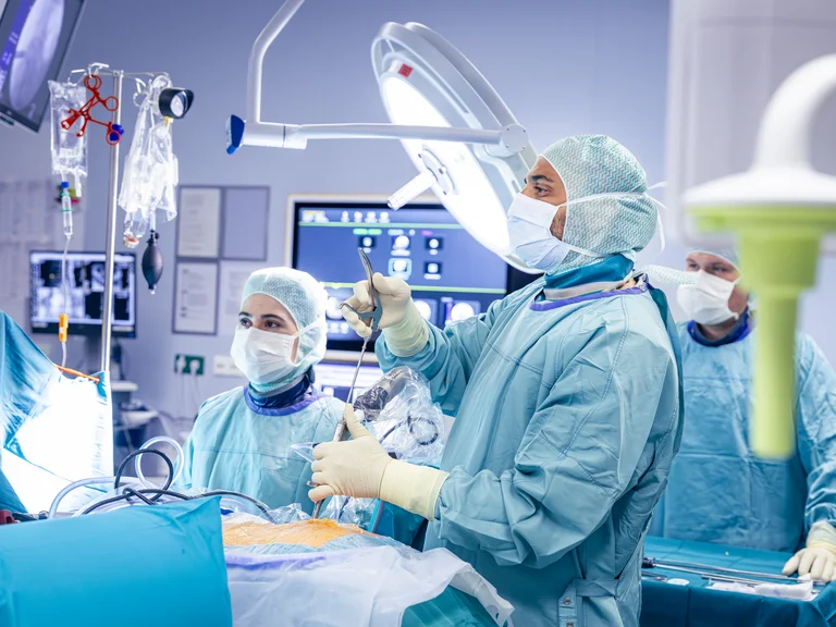 Bild im OP: Bei einer Spinalkanalstenose ist eine vollendoskopische Behandlung möglich