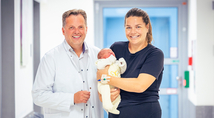 Prof. Dr. Sven Schiermeier (links), Direktor des Zentrum für Frauenheilkunde und Geburtshilfe der St. Elisabeth Gruppe und Chefarzt der Frauenklinik und Geburtshilfe des Marien Hospital Witten, freut sich gemeinsam mit allen Eltern über das neue Familienglück und das Vertrauen in die Klinik.