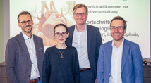 Priv.-Doz. Dr. Hans-Jörg Hippe (2. v. r.), Chefarzt der Kardiologischen Klinik des Marien Hospital Witten, informierte gemeinsam mit dem leitenden Oberarzt Dr. Boris Dickmann (r.), dem leitenden Oberarzt Charis Gkalapis (l.) und der Oberärztin Jadwiga Klajn (2. v. l.) der Kardiologischen Klinik über Fortschritte in der Kardiologie.
