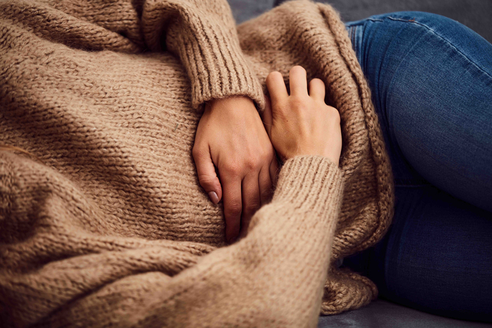 Person mit Bauchkrämpfen infolge von Colitis ulcerosa