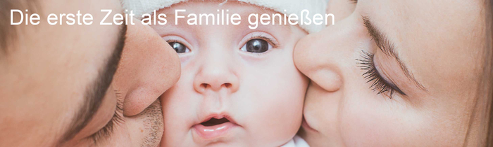 Eltern küssen ihr Baby auf die Wange.