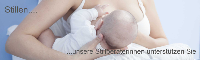 Mutter stillt ihr Kind.