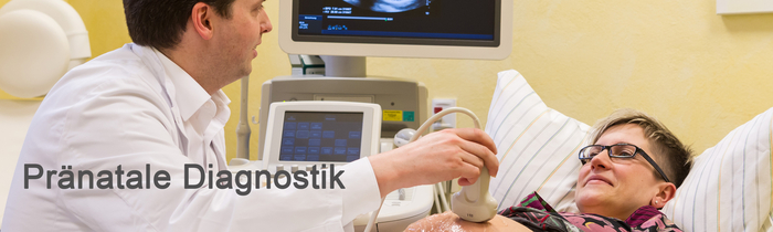 Arzt untersucht Schwangere im Rahmen der Pränataldiagnostik.