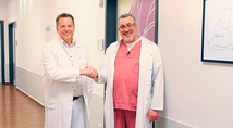Gemeinsam für die Kleinsten: Im Perinatalzentrum Level I arbeiten Prof. Dr. Sven Schiermeier (l.), Direktor des Zentrum für Frauenheilkunde und Geburtshilfe der St. Elisabeth Gruppe mit den Standorten Marien Hospital Witten und St. Anna Hospital Herne und Chefarzt der Frauenklinik und Geburtshilfe des Marien Hospital Witten sowie Dr. Bahman Gharavi (r.), Chefarzt der Kinder- und Jugendklinik des Marien Hospital Witten Hand in Hand.