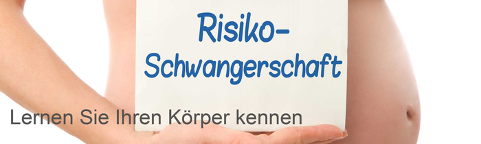 Schwangere hält Schild mit dem Text Risikoschwangerschaft vor ihren Bauch.