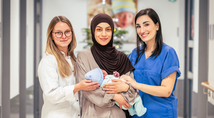 Mutter Canan Bartu mit ihrem Sohn Musa (m.), Hebamme Sofia Pina Catanzaro (r.) und Assistenzärztin Celina Dieckmann (l.) aus der Klinik für Frauenheilkunde und Geburtshilfe des Marien Hospital Witten.
