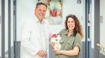 Prof. Dr. Sven Schiermeier, Direktor des Zentrum für Frauenheilkunde und Geburtshilfe der St. Elisabeth Gruppe und Chefarzt der Frauenklinik und Geburtshilfe im Marien Hospital Witten, begrüßte die kleine Amalia Danai auf der Welt, die im Bauch der Mutter mithilfe der äußeren Wendung in eine Schädellage gedreht werden konnte.