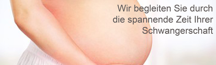 Schwangere Frau mit unbedecktem Babybauch.