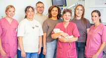Die Familie zusammen mit Dr. Claudia Hirschhausen (3. v. r.), Leitende Oberärztin der Kinder- und Jugendklinik, sowie dem Team der Kinderintensivstation der Kinder- und Jugendklinik des Marien Hospital Witten.