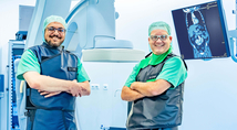 Priv.-Doz. Dr. Langer (r.), Chefarzt der Klinik für Gefäßchirurgie des Marien Hospital Witten, und Facharzt Almahdi Ali (l.) haben erfolgreich ein Bauchaortenaneurysma bei einem Patienten mit Hufeisenniere minimal-invasiv operiert.
