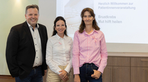 Begrüßten die Teilnehmenden der Patientinnenveranstaltung Mut hilft heilen: Prof. Dr. Sven Schiermeier (l.), Direktor des Zentrum für Frauenheilkunde und Geburtshilfe der St. Elisabeth Gruppe und Chefarzt der Frauenklinik und Geburtshilfe des Marien Hospital Witten, Priv.-Doz. Dr. Monika Graeser (m.), Chefärztin des Brustkrebszentrum Witten des Marien Hospital Witten und Katja Fritz (r.), Gesamtleitung Studienzentrum der St. Elisabeth Gruppe.