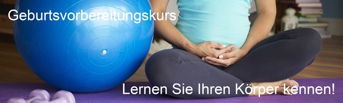 Schwangere entspannt sich bei Übung im Geburtsvorbereitungskurs.