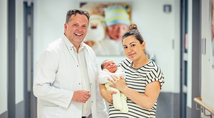 Prof. Dr. Sven Schiermeier, Chefarzt der Frauenklinik und Geburtshilfe des Marien Hospital Witten, freut sich über die Geburt von Emir, einem von 14 Babys, die am 25.06.2025 im Marien Hospital Witten zur Welt gekommen sind.