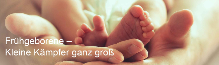 Eltern halten Füße ihres Frühgeborenen in den Händen.