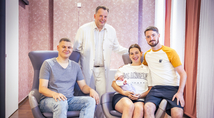 Prof. Dr. Sven Schiermeier, Chefarzt der Frauenklinik und Geburtshilfe des Marien Hospital Witten und Direktor des Zentrum für Frauenheilkunde und Geburtshilfe der St. Elisabeth Gruppe (m.) gemeinsam mit den Geburtstagskindern Tom Diesinger (l.), Sina Hanfmann und Baby Maluna sowie mit Vater Marc Hanfmann (r.).