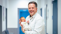 Prof. Dr. Sven Schiermeier, Direktor des Zentrum für Frauenheilkunde und Geburtshilfe der St. Elisabeth Gruppe und Chefarzt der Klinik für Frauenheilkunde und Geburtshilfe des Marien Hospital Witten, mit Baby Bruno, das im Marien Hospital Witten zur Welt kam.
