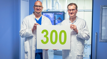 Priv.-Doz. Dr. Hans-Jörg Hippe (rechts), Chefarzt der Kardiologischen Klinik, und Oberarzt Holger Priebe-Brämer (links), in einem der Herzkatheterlabore des Marien Hospital Witten – hier haben die Ärzte im Juni den 300. Eingriff mit der Carillon-Spange durchgeführt.
