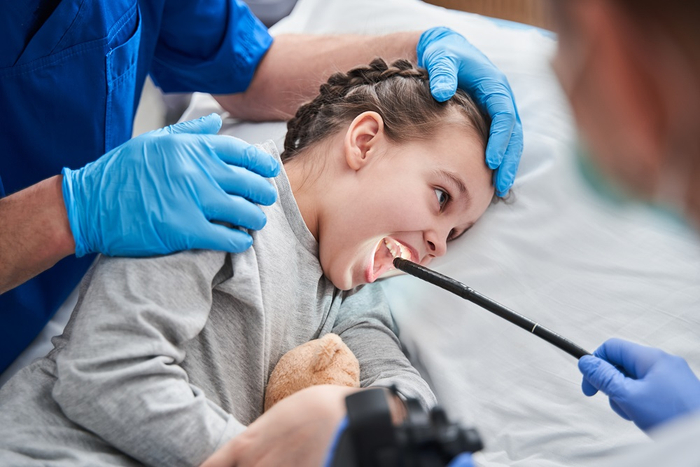 Endoskopische Untersuchung bei einem Kind mit Verdacht auf Morbus Crohn