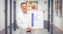 Freut sich über die Auszeichnung als „Zertifizierter Behandlungspfad – Schwerpunkt Beckenboden“: Prof. Dr. Sven Schiermeier, Direktor des Zentrum für Frauenheilkunde und Geburtshilfe der St. Elisabeth Gruppe und Chefarzt der Frauenklinik und Geburtshilfe des Marien Hospital Witten.
