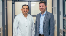 Sebastian Schulz (r.), Mitglied der Geschäftsleitung der St. Elisabeth Gruppe, mit Fanar Othman (l.), dem neuen Chefarzt der Klinik für Innere Medizin, Gastroenterologie, Pneumologie des Marien Hospital Witten.